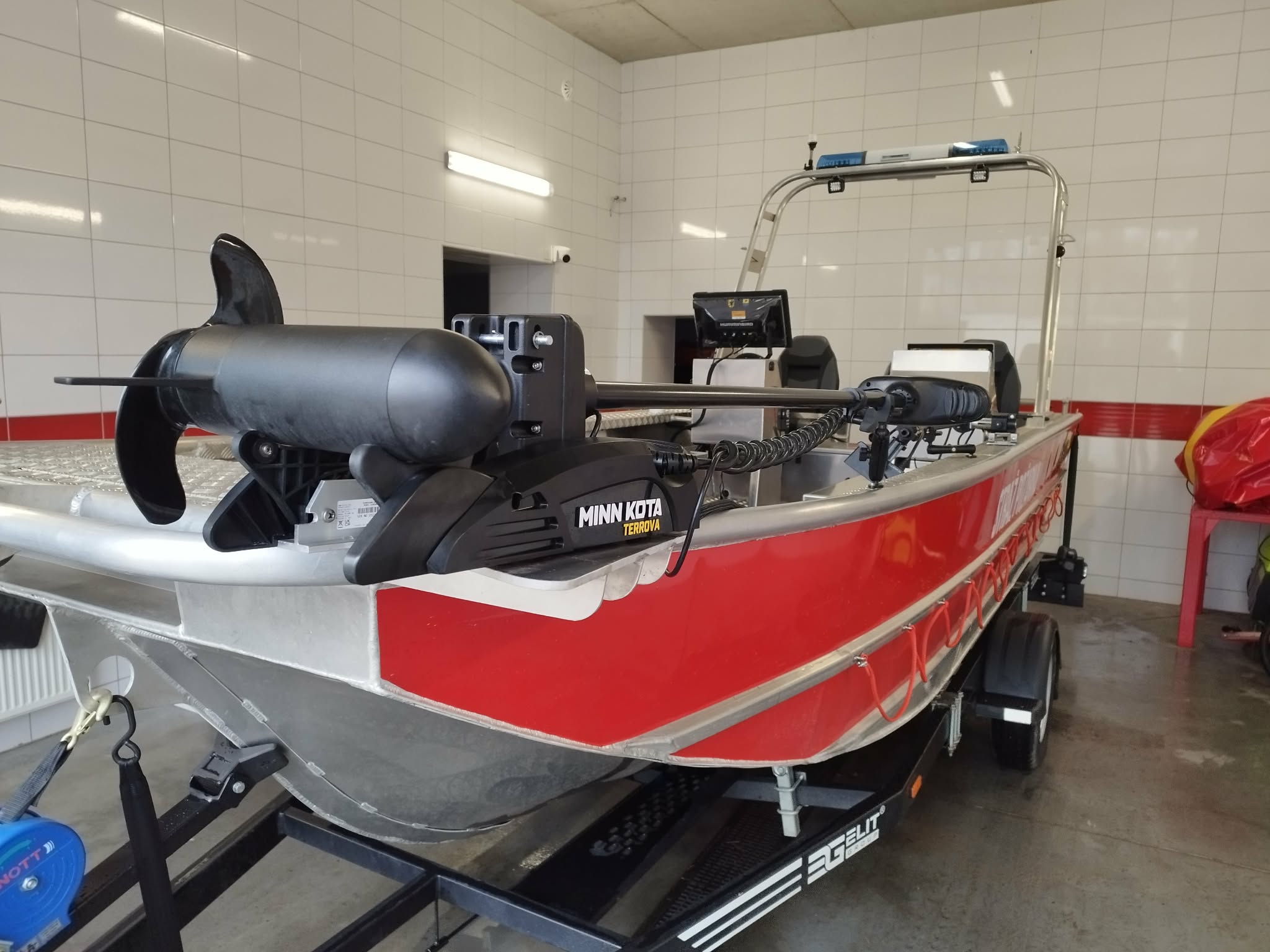 Łódź z silnikiem elektrycznym Minn Kota